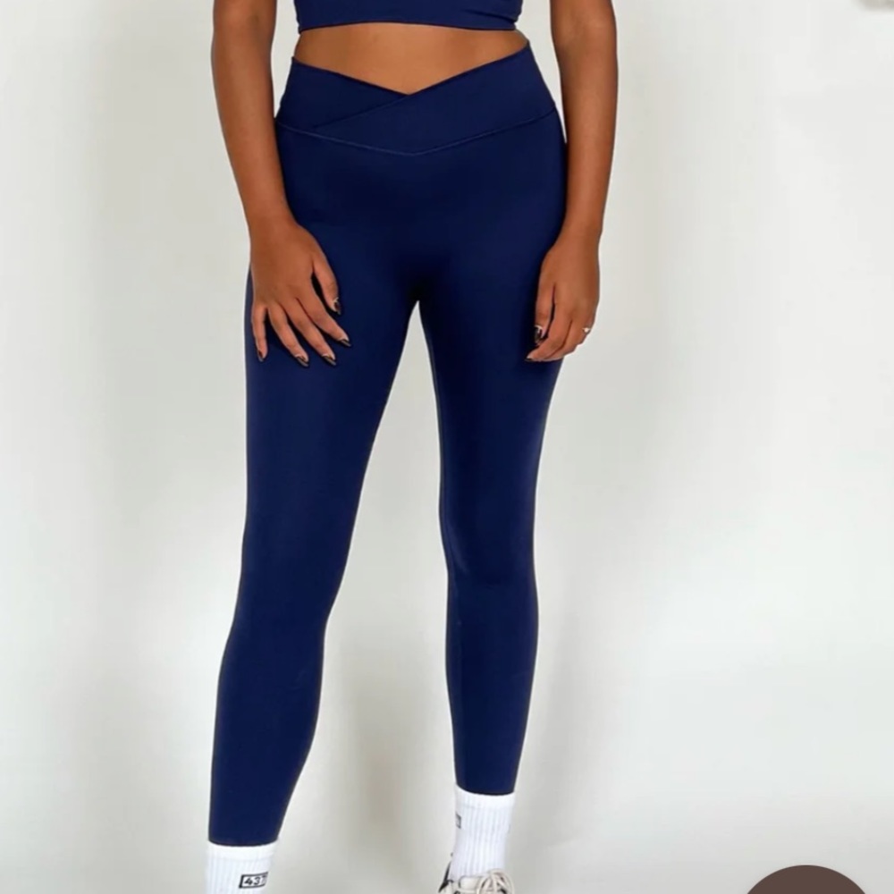 High-Rise Navy V-Waist Leggings - Women